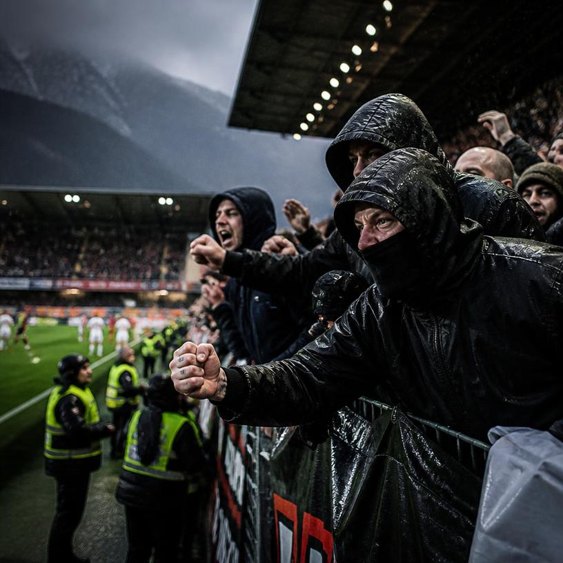 Fußball-Highlights und Hooligans